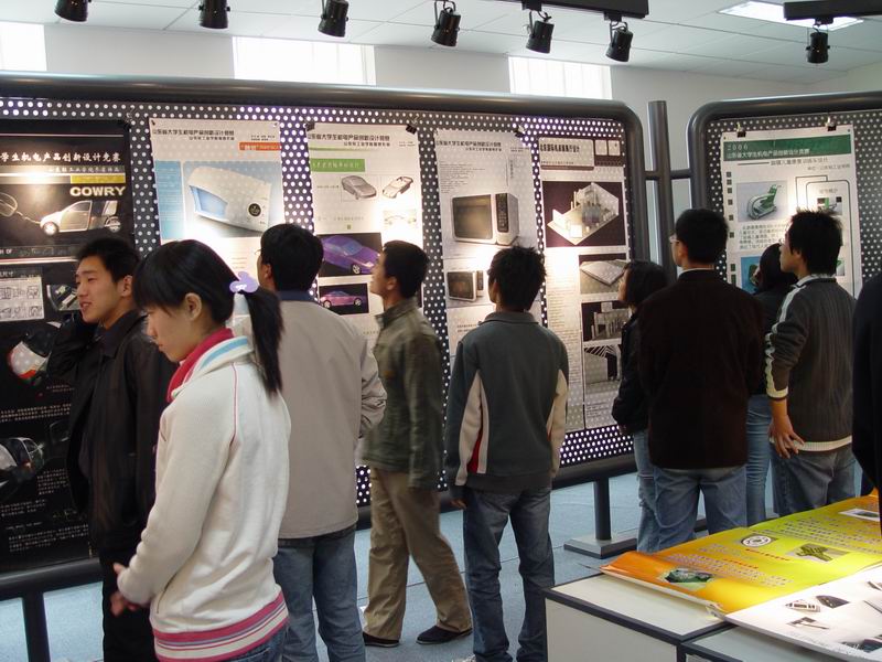 学生参观创新设计展览