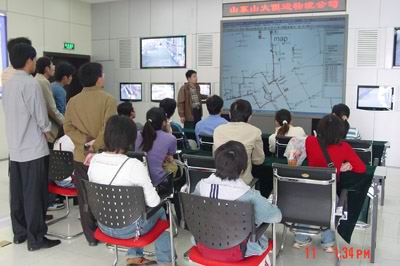 学生参加社会实践